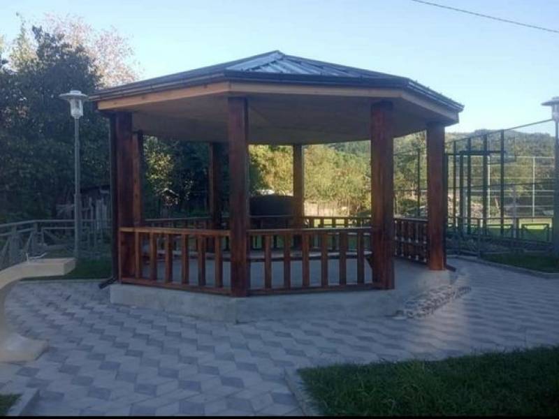 მრავალბინიანი  სახლების მიმდებარედ, მოეწყო დასასვენებელი სკვერი და სპორტული მოედანი